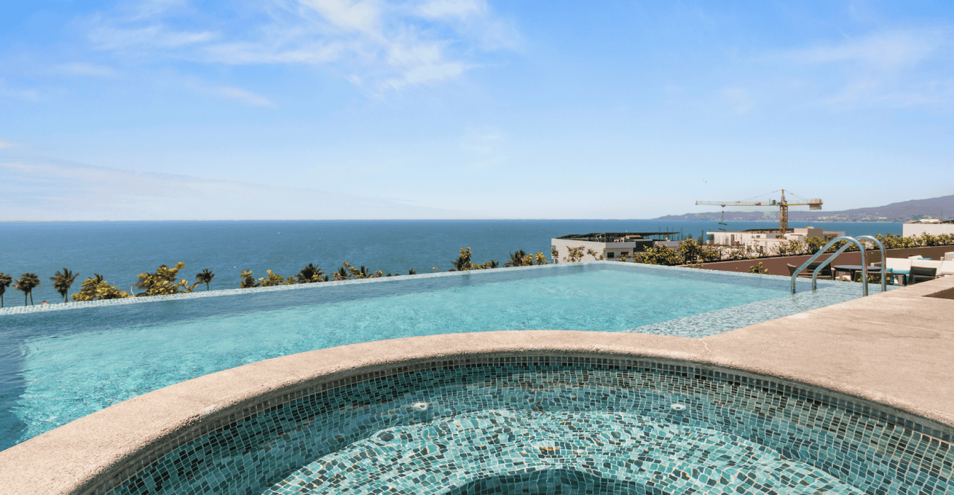 JACUZZI WITH STUNNING OCEAN VIEWS